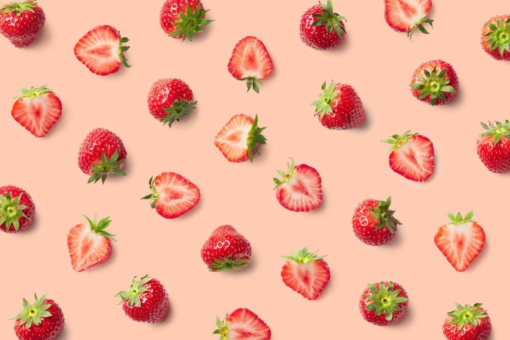 Colorful,Pattern,Of,Strawberries,On,Pink,Background.,Top,View